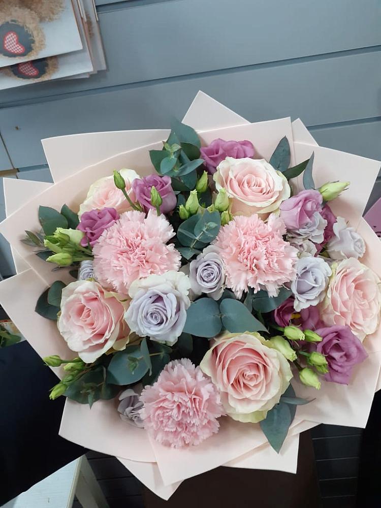 Букет цветов из: Розы, Гвоздики и Лизиантусы в Прогрессе Ставропольского края